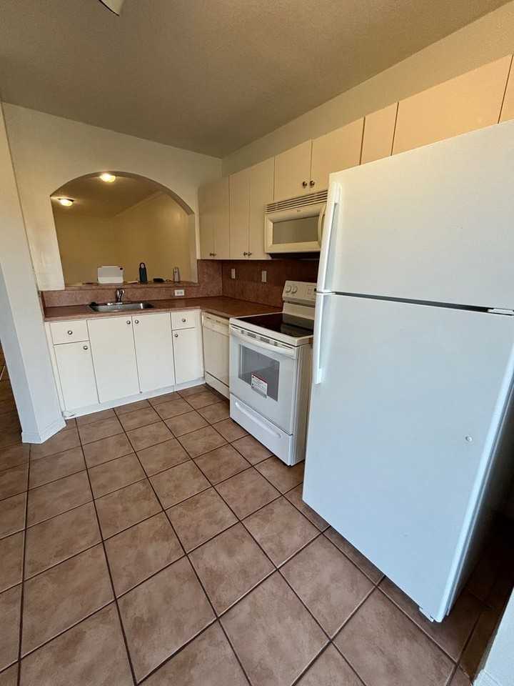 3395 Ne 10th St #103 - Photo 5 of 17