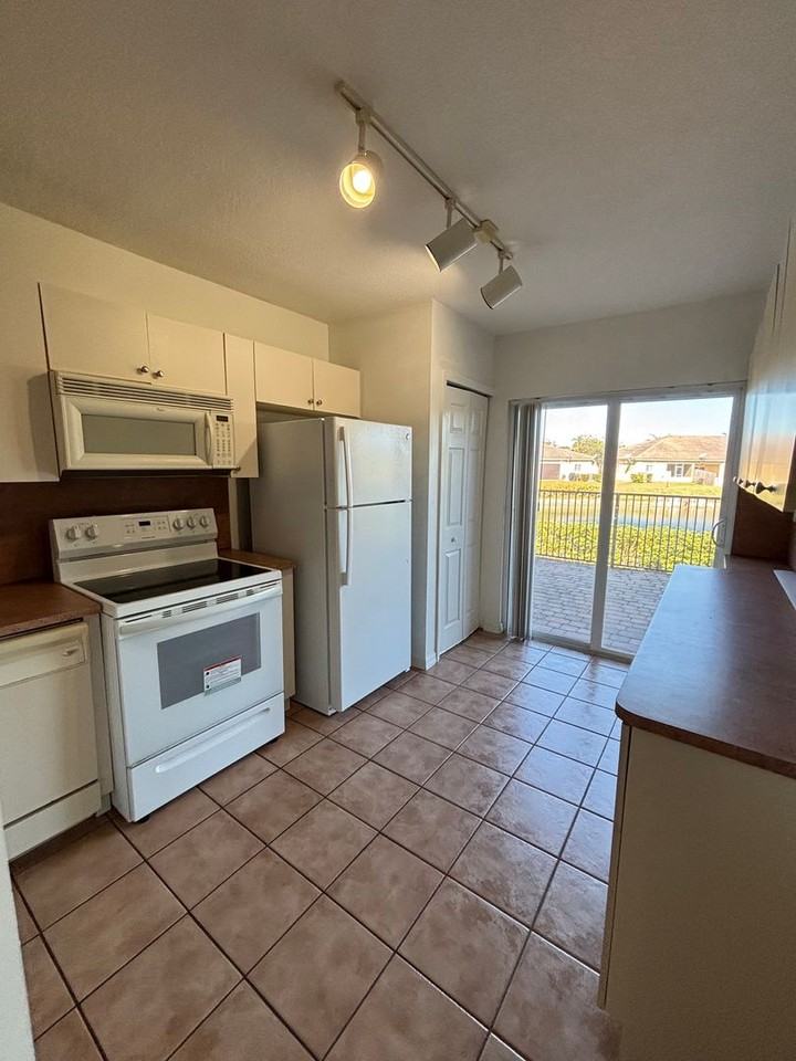 3395 Ne 10th St #103 - Photo 6 of 17