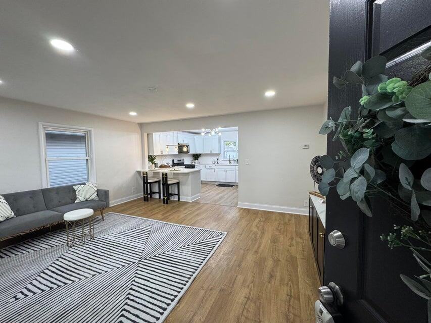 6637 Mccook Ave - Photo 4 of 18