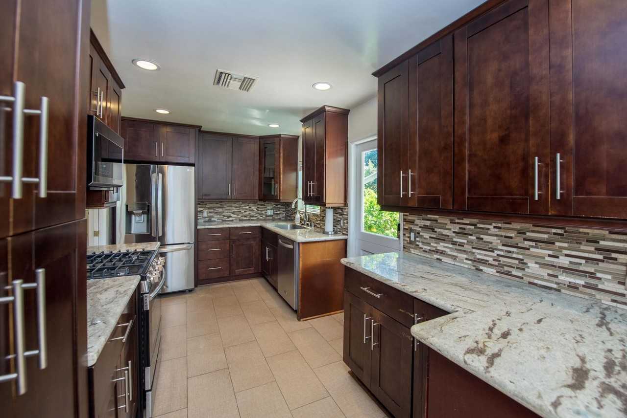 20092 Bayview Ave - Photo 3 of 38