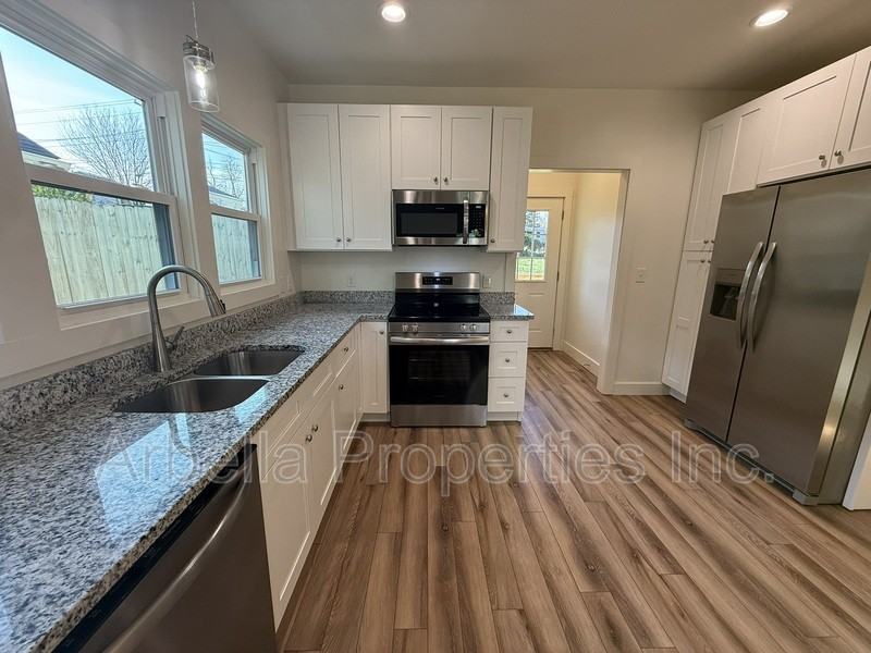 829 Hamilton St - Photo 5 of 25