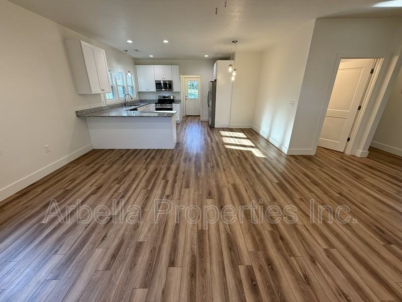 829 Hamilton St - Photo 7 of 25