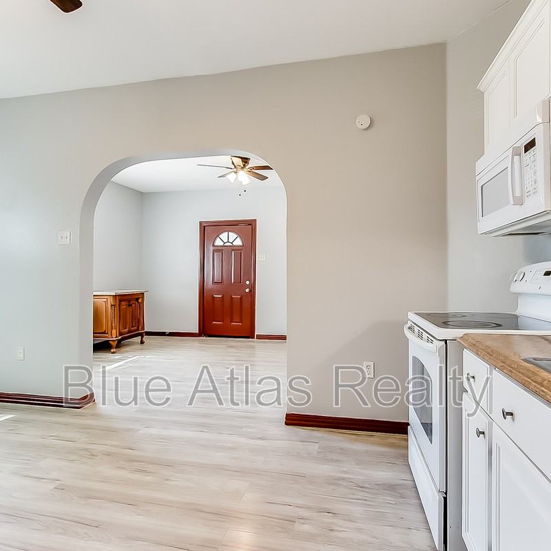 2939 S Adams St - Photo 2 of 30