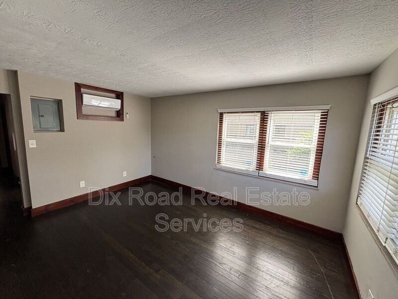24 S E St #B - Photo 5 of 19