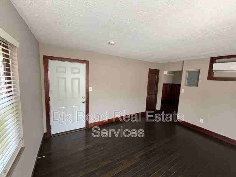 24 S E St #B - Photo 6 of 19