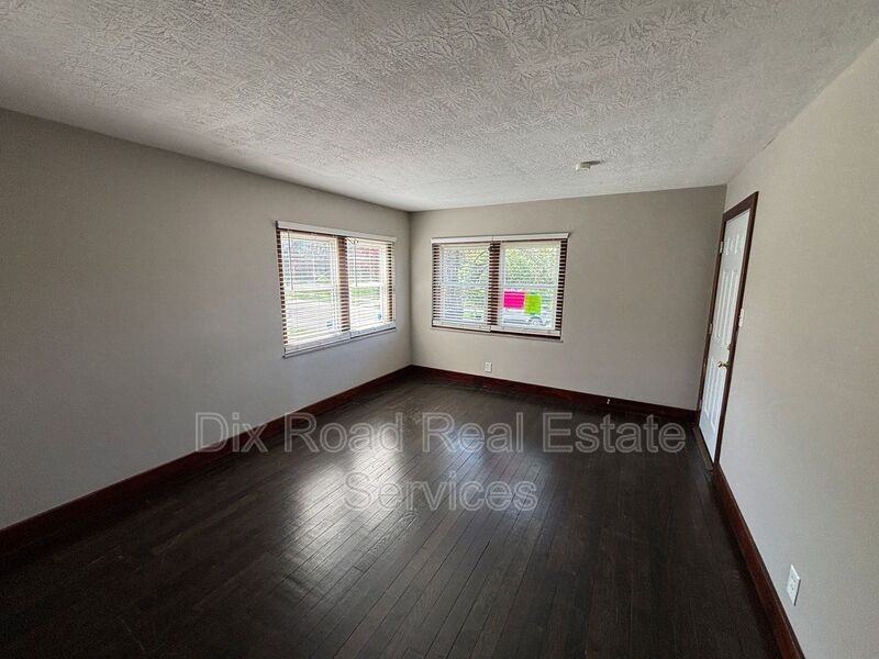 24 S E St #B - Photo 7 of 19