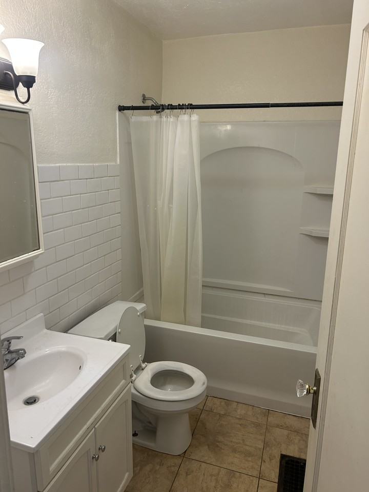 17 West Dr - Photo 2 of 4