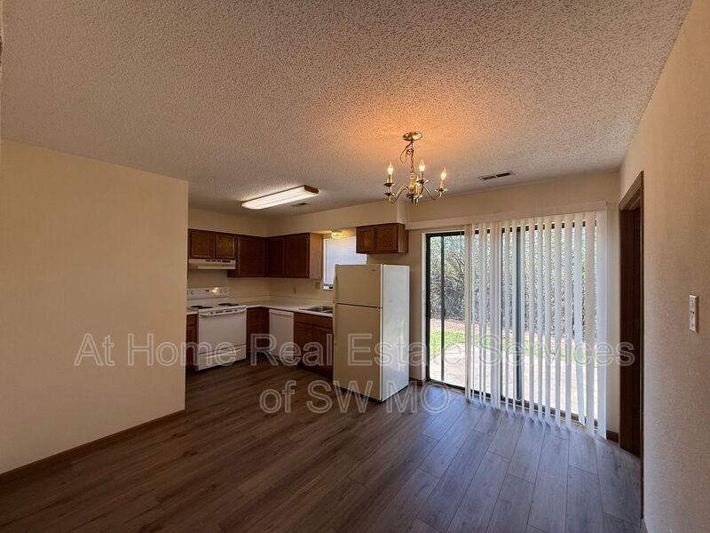 3375 S Moreland Ct Apt B - Photo 2 of 9