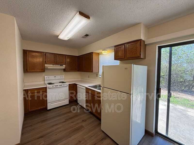 3375 S Moreland Ct Apt B - Photo 3 of 9