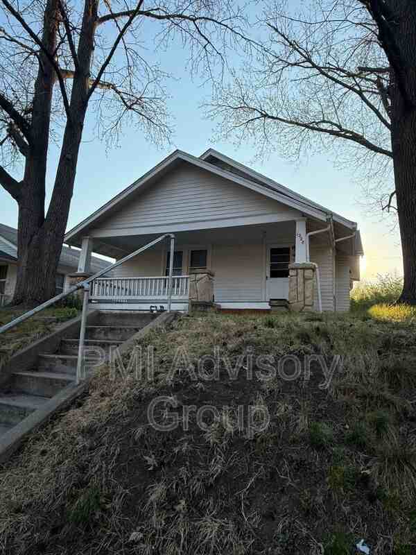 1228 Sw Woodward Ave - Photo 2 of 10