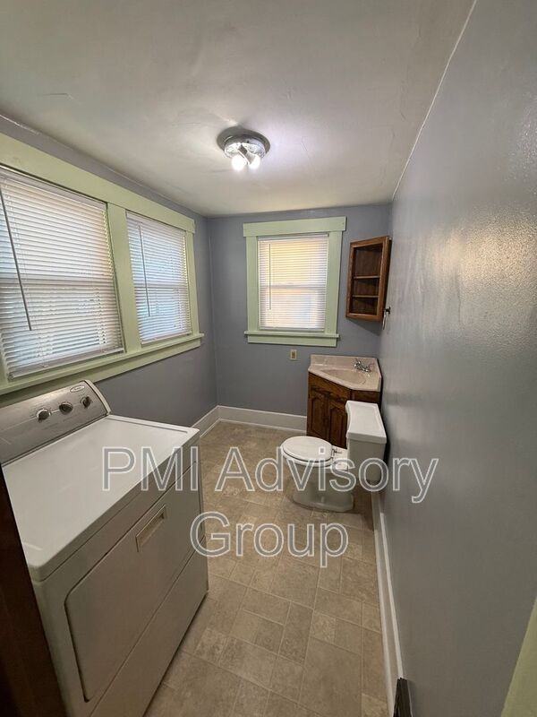 1228 Sw Woodward Ave - Photo 3 of 10