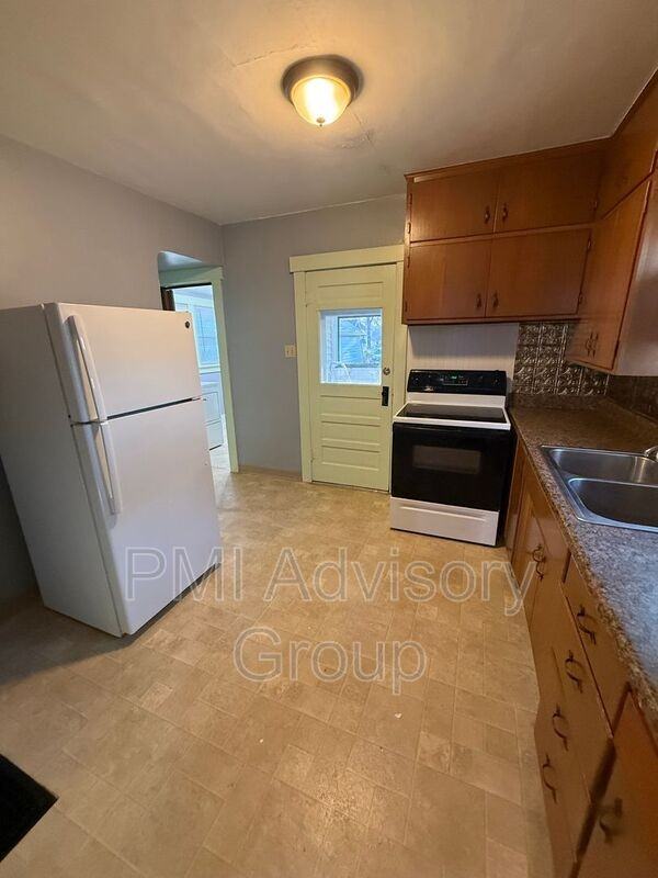 1228 Sw Woodward Ave - Photo 4 of 10