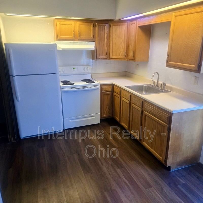 712 W Light St - Photo 2 of 29