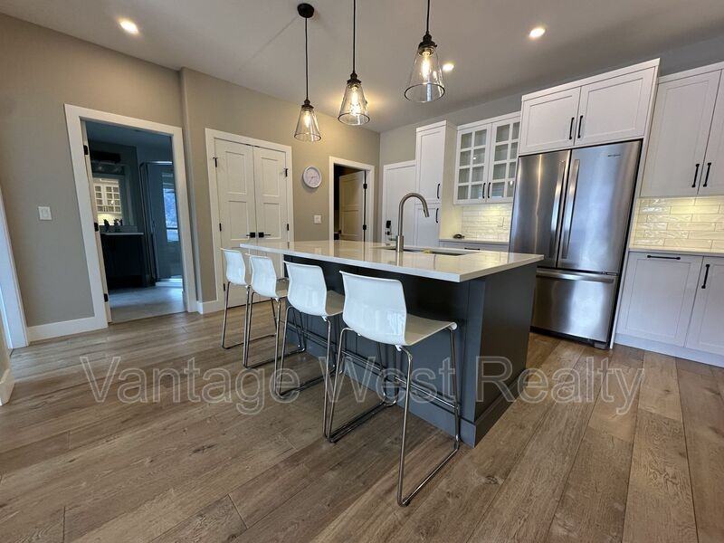 415 Granite - Photo 3 of 22