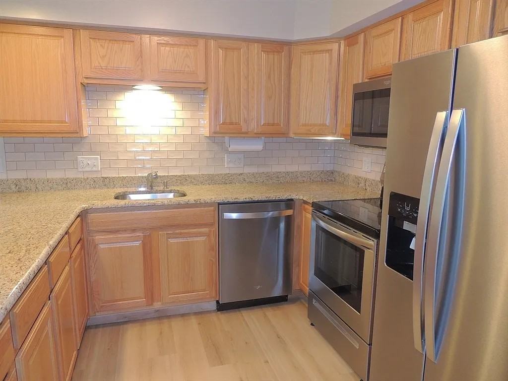 24 Green Leaves Dr - Photo 3 of 11