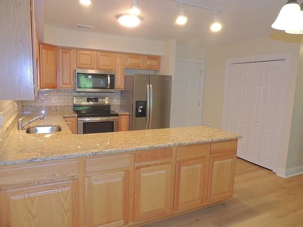 24 Green Leaves Dr - Photo 4 of 11