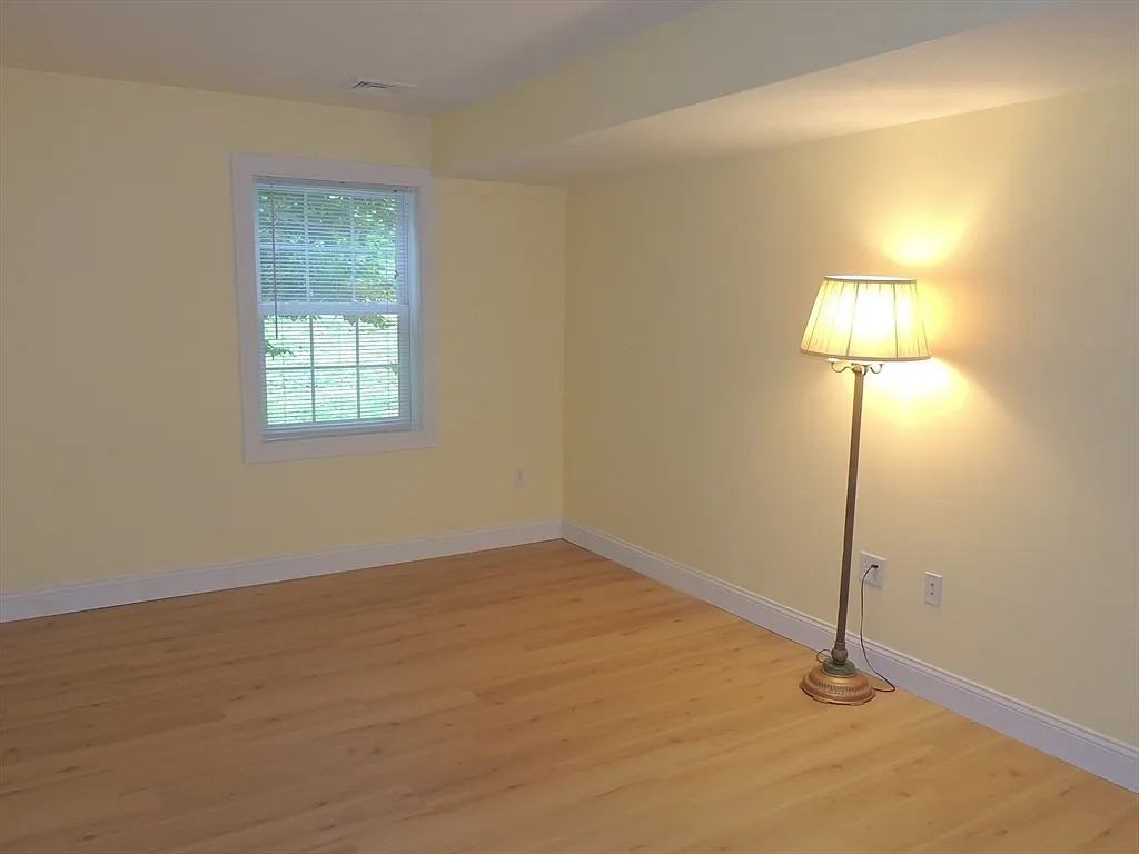 24 Green Leaves Dr - Photo 7 of 11