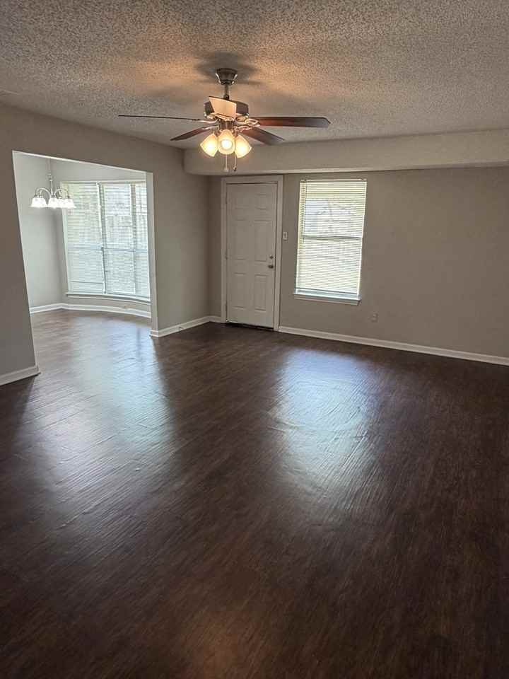 107 Hidalgo Ln - Photo 3 of 17