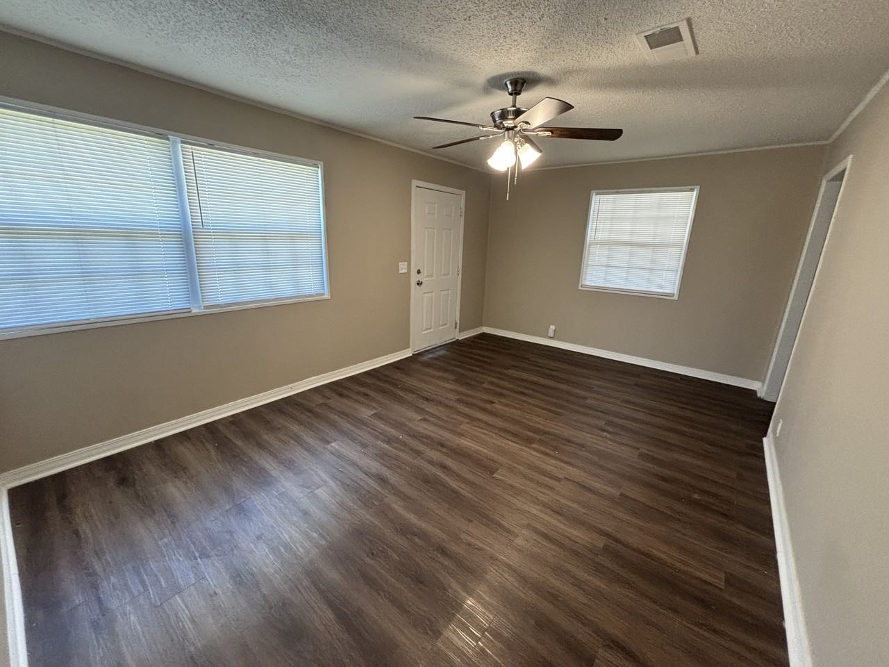 404 Scott St - Photo 4 of 17