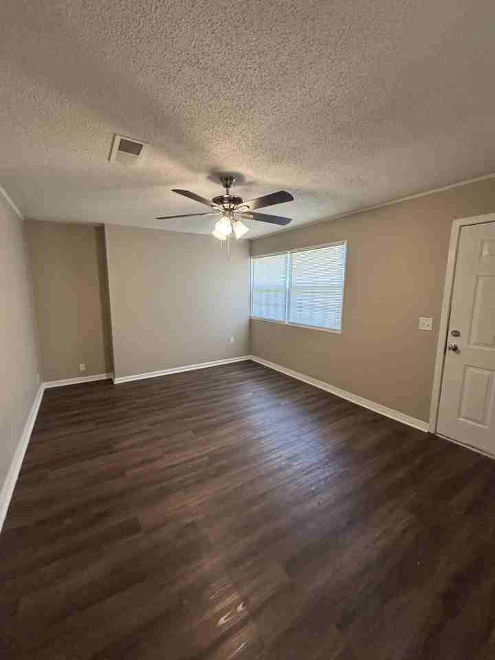 404 Scott St - Photo 5 of 17