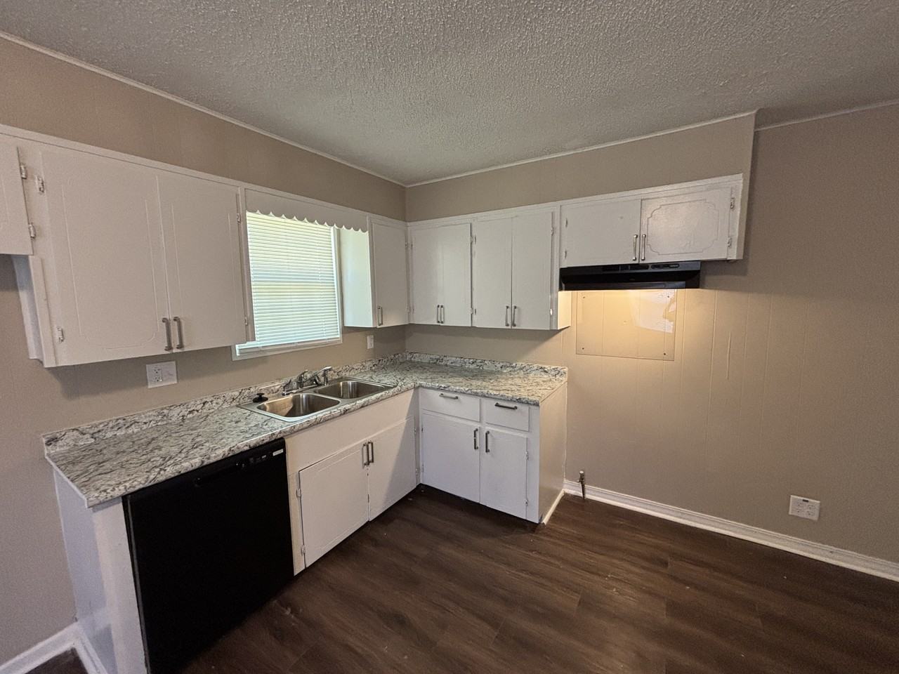 404 Scott St - Photo 7 of 17