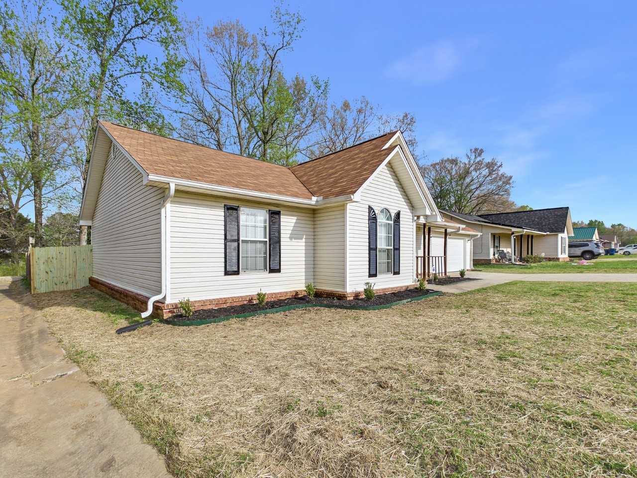 1020 Highland Blvd - Photo 3 of 19