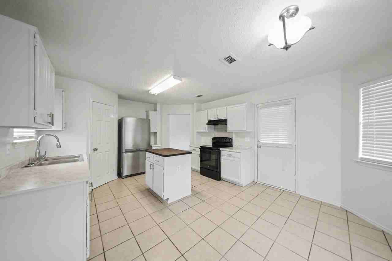 3611 Dorothy Jane Dr - Photo 6 of 25