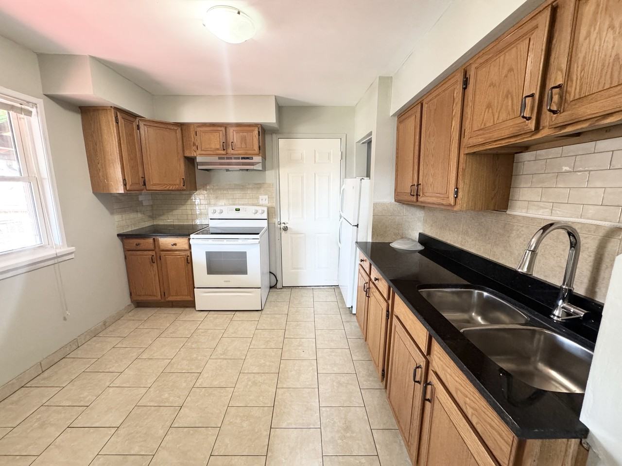 1240 Niagara St - Photo 5 of 20