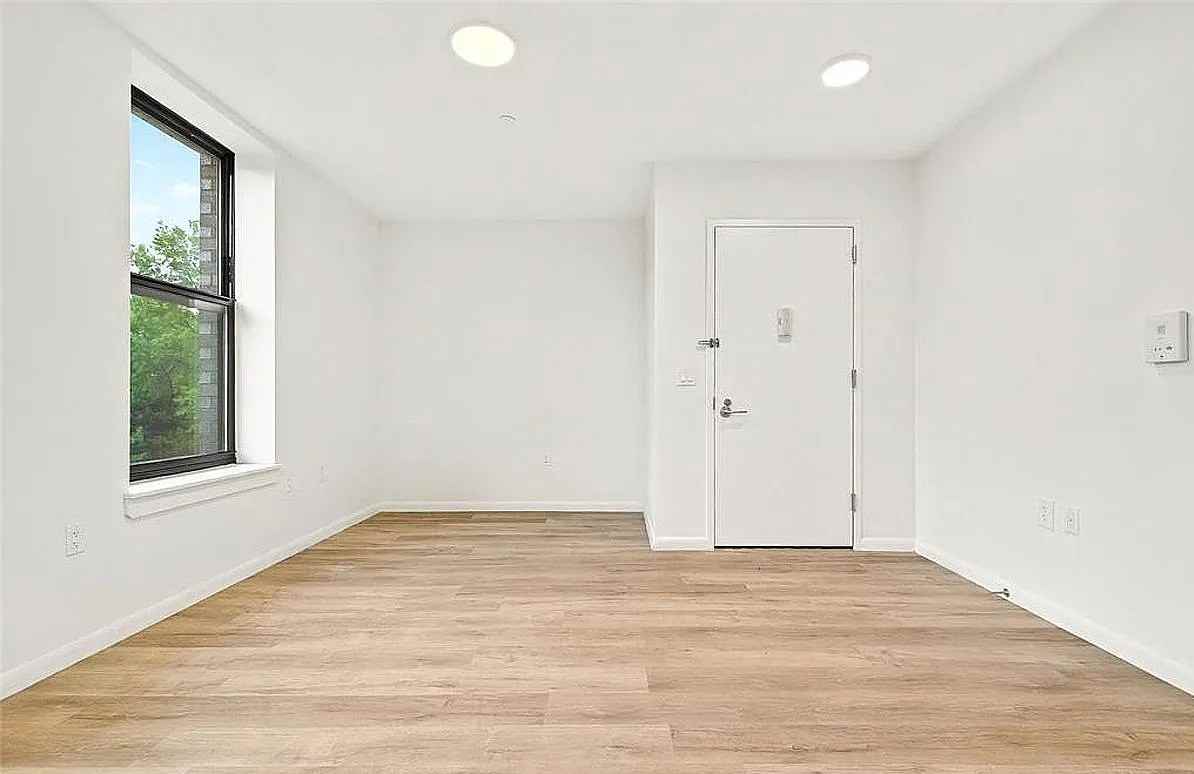 1715A Lacombe Ave - Photo 3 of 4