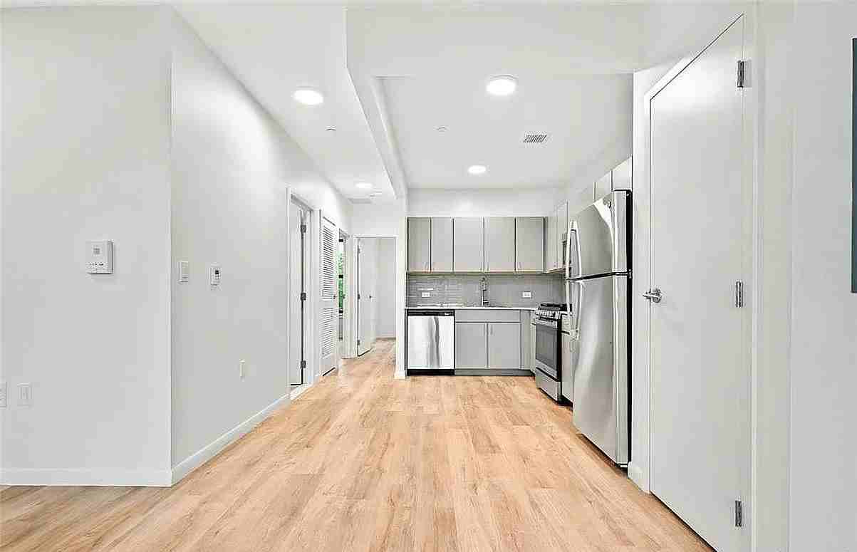 1715A Lacombe Ave - Photo 4 of 4