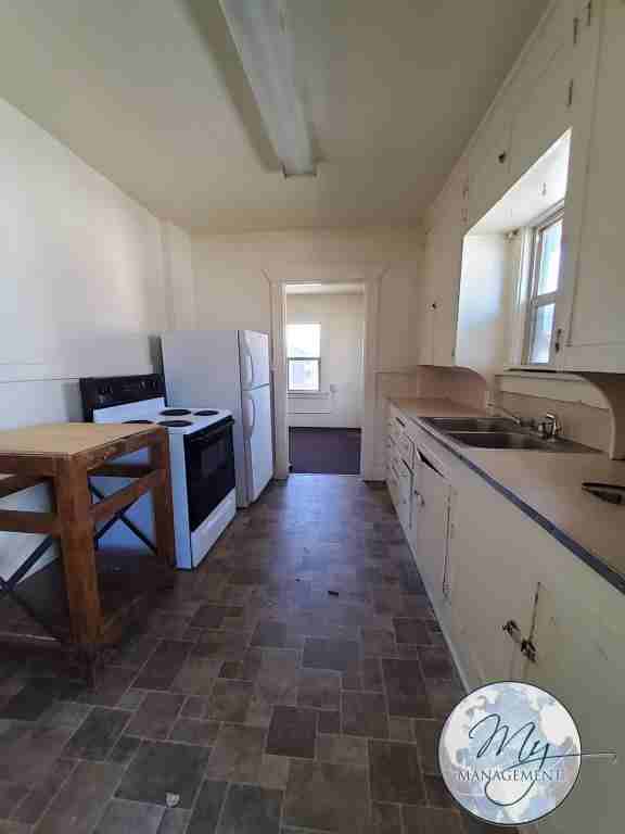 627 Main Ave W - Photo 2 of 20