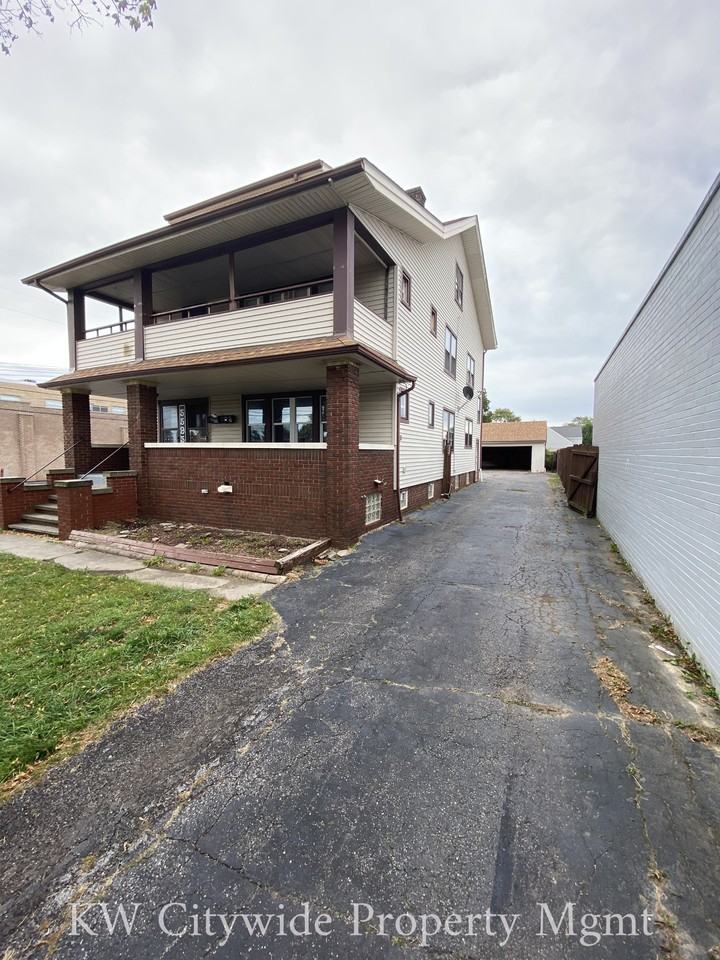 5595 Pearl Rd - Photo 3 of 4