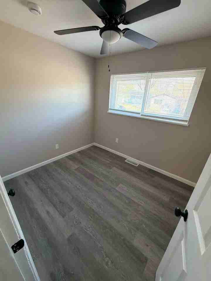 242 Gladys Ave - Photo 2 of 7