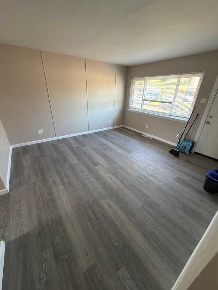 242 Gladys Ave - Photo 3 of 7