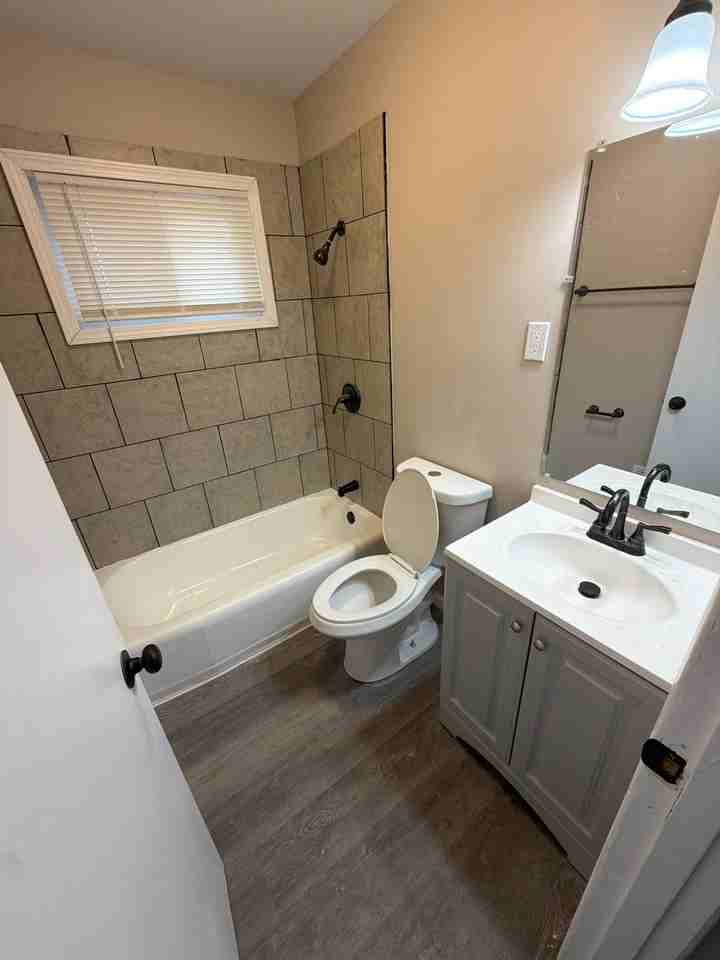 242 Gladys Ave - Photo 4 of 7