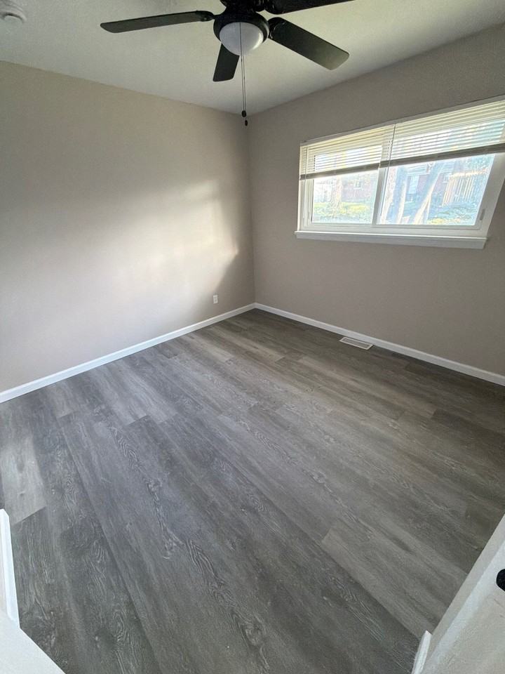 242 Gladys Ave - Photo 5 of 7