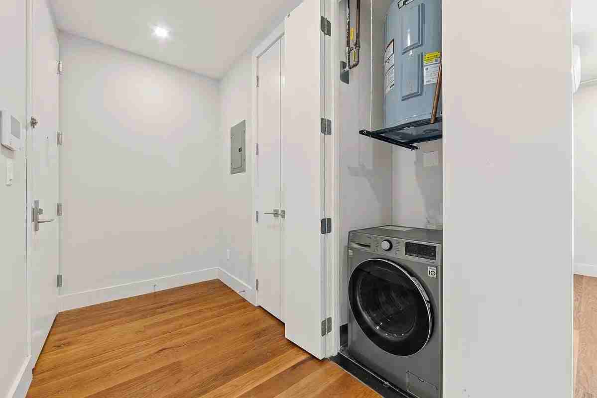 948 New York Ave #4F - Photo 7 of 9