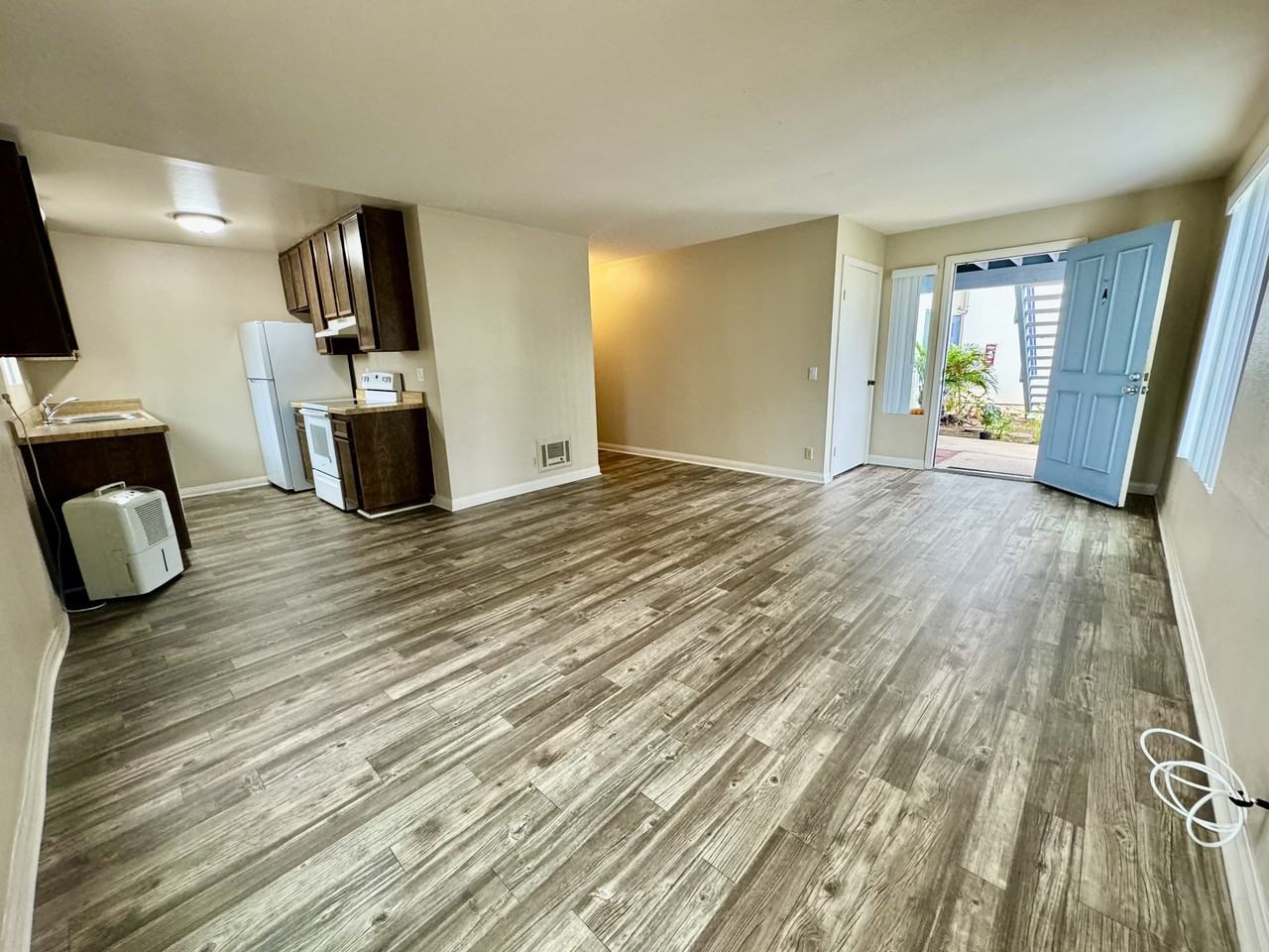 255-253 Tamarack Avenue - Photo 4 of 48