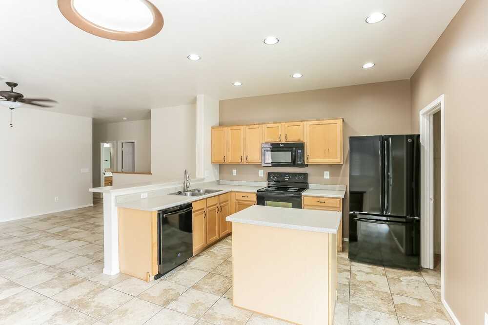 9227 W Belvoir Rd - Photo 6 of 16