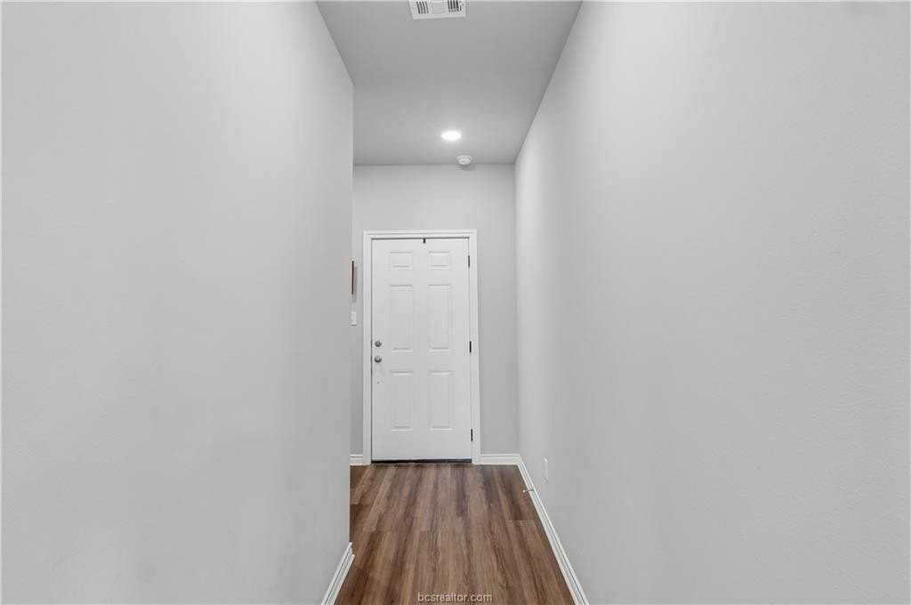 2420 Lightfoot Ln - Photo 4 of 31