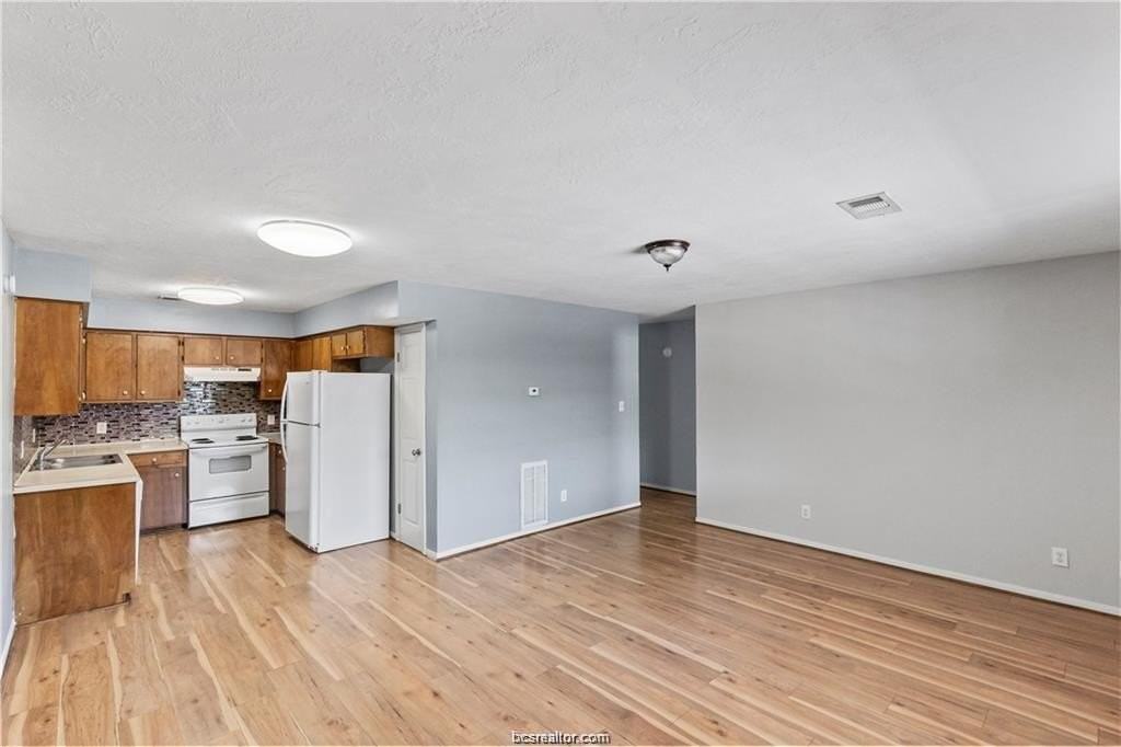 609 Wades Way Apt 4 - Photo 4 of 12