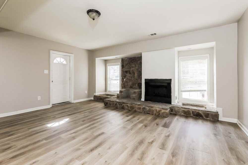 6396 Thornhedge Dr - Photo 4 of 17