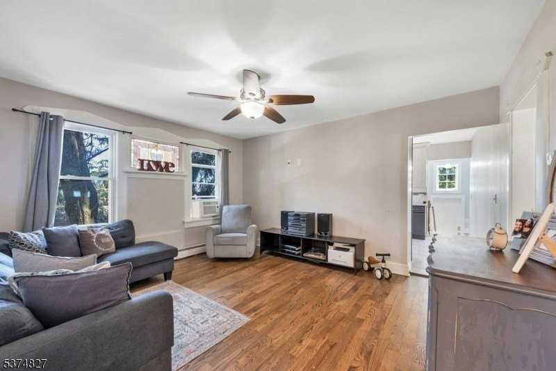 68 Macfarlan Ave - Photo 3 of 24