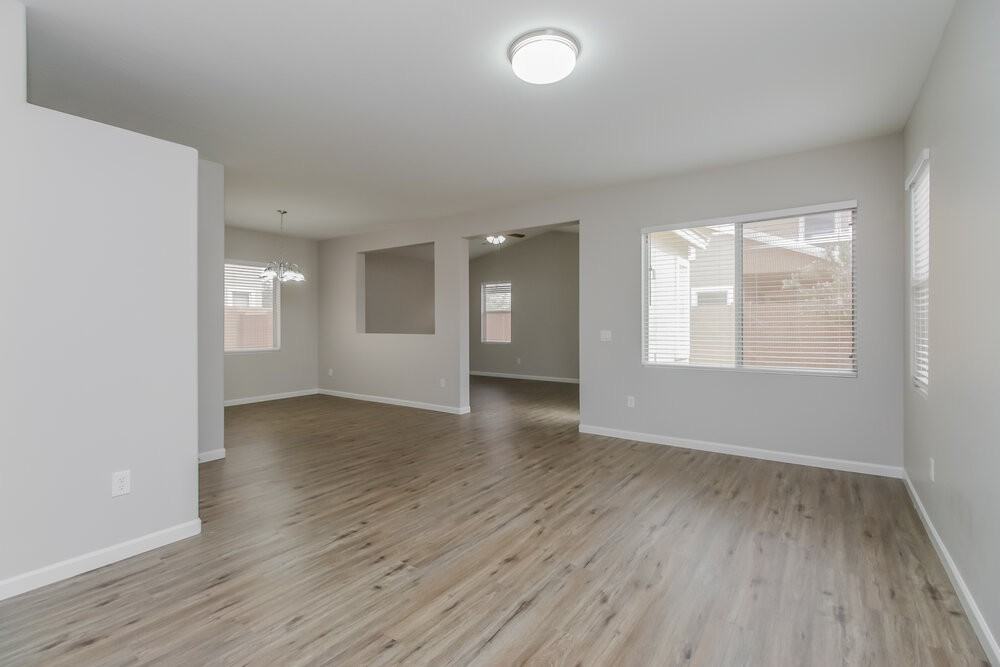 8739 E Lindner Ave - Photo 4 of 17