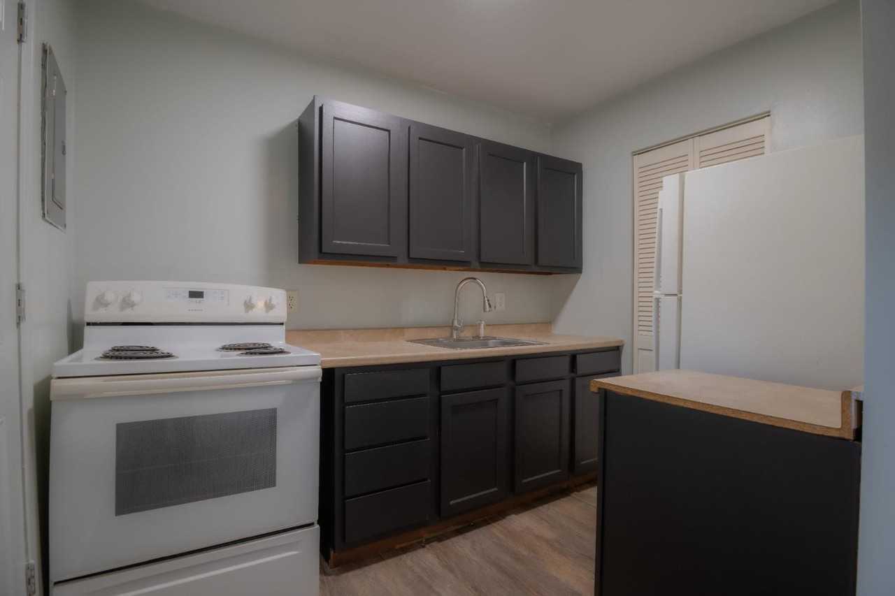 Crestwood Village Townhomes - Photo 6 of 10