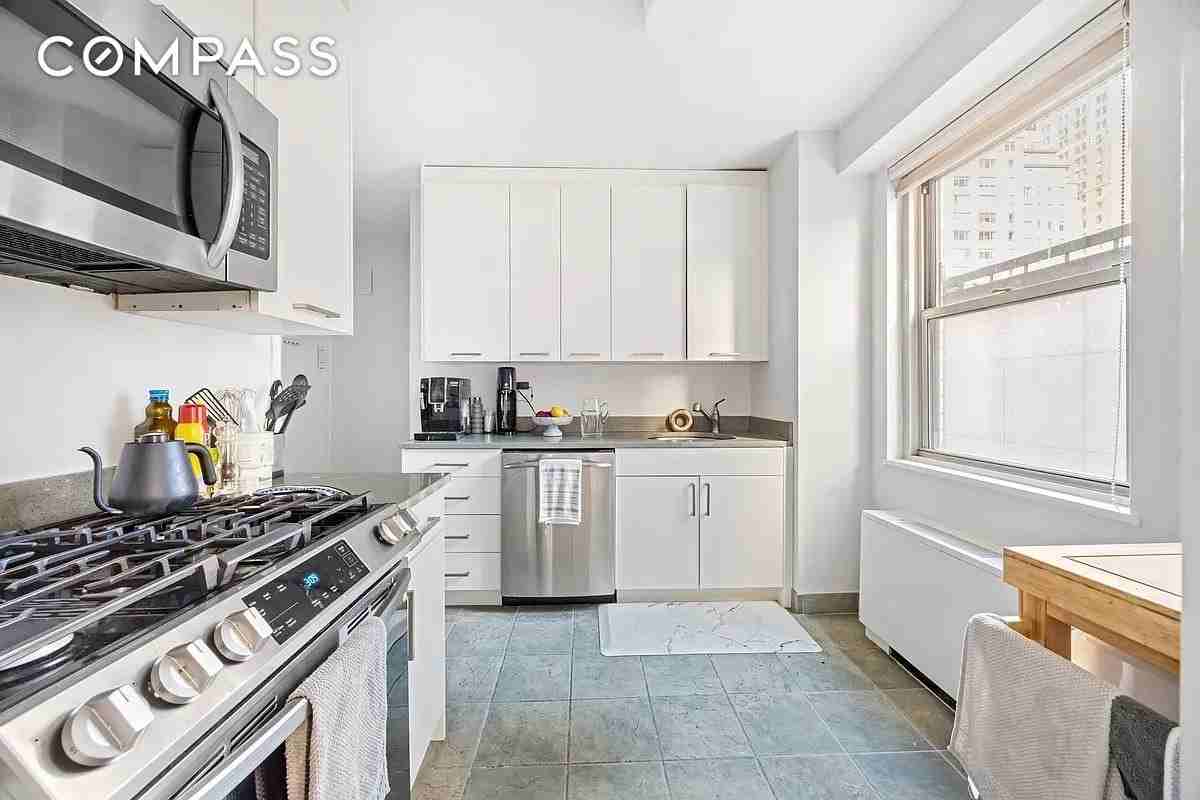300 E 40th St #3J - Photo 2 of 8