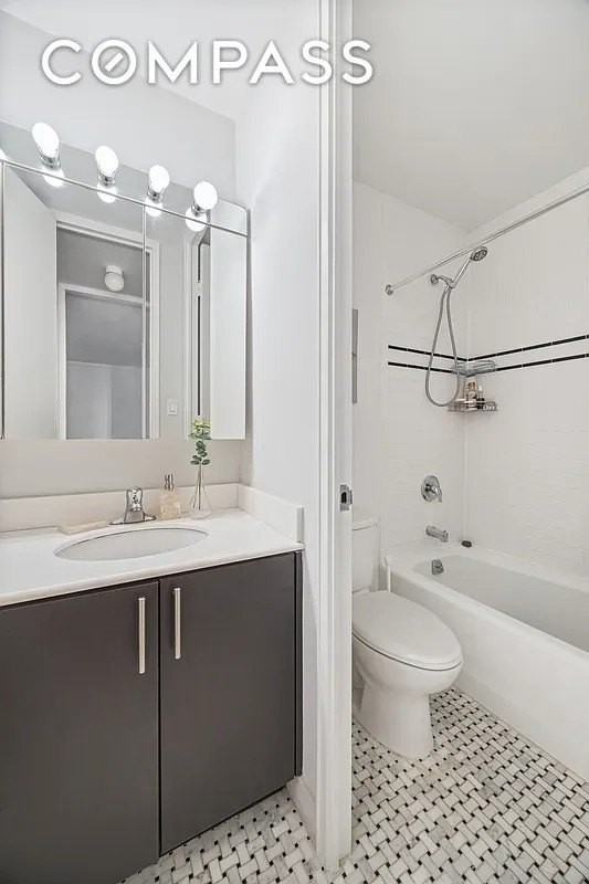 300 E 40th St #3J - Photo 6 of 8