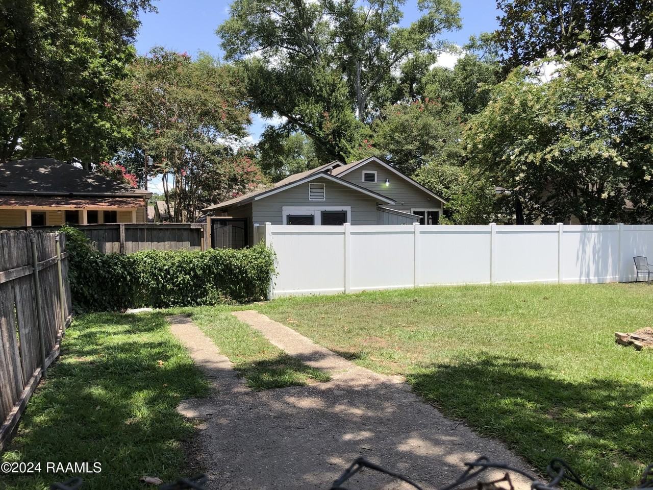 1326 W University Ave - Photo 4 of 28