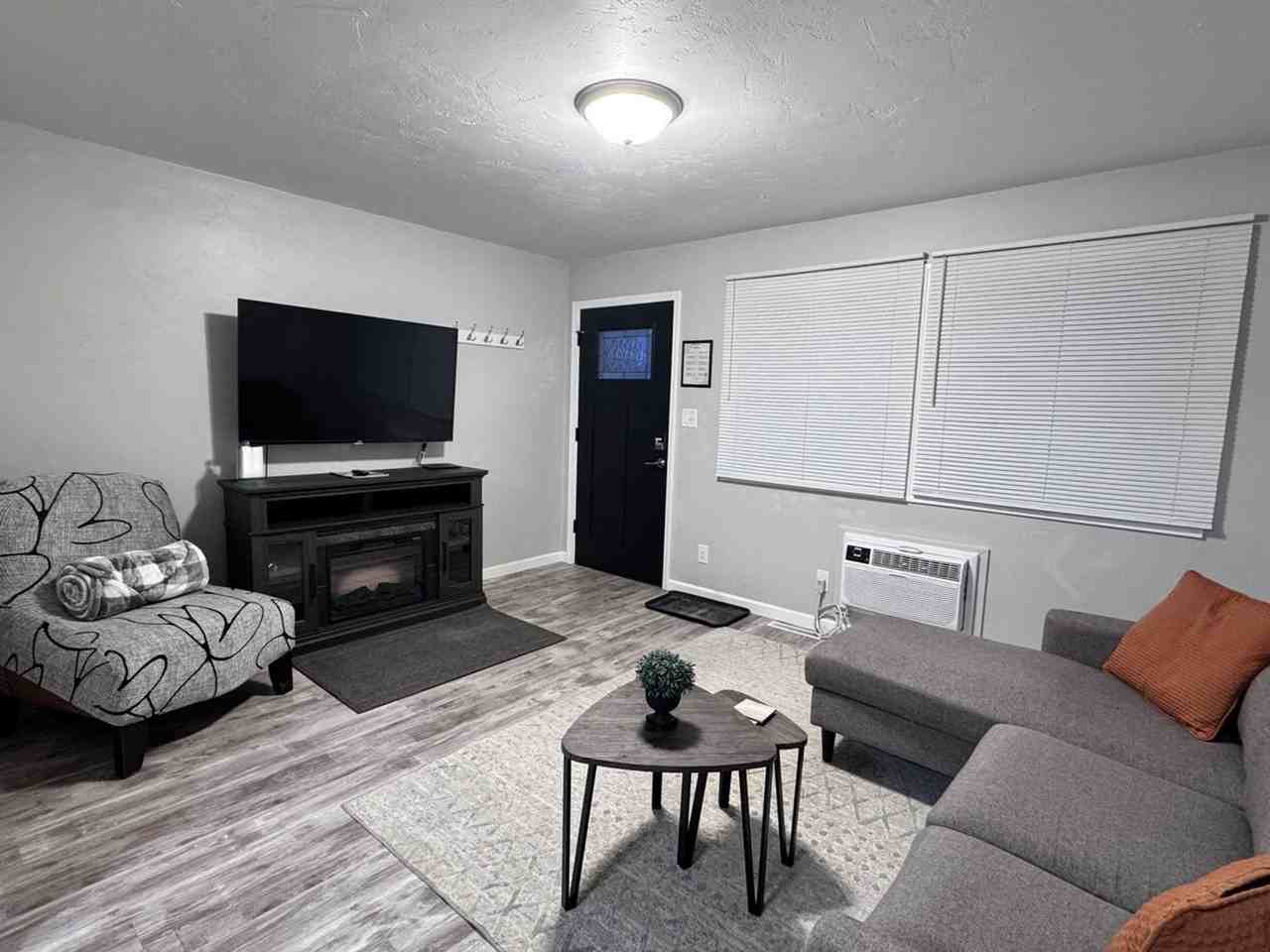 915 W Whittier Dr #1296520P - Photo 3 of 22