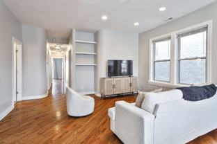 2214 W Barry Ave - Photo 1 of 1